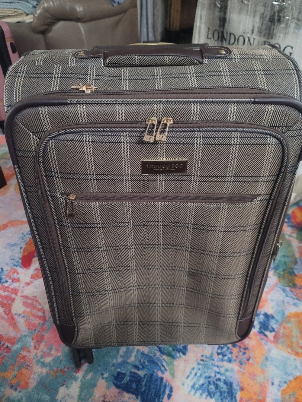 LONDON FOG CAPPOCINO 25" LUGGAGE BAG - SMALL DEFECT